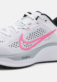 Nike Performance QUEST 6 - Zapatillas running asfalto - white/black/pinksicle/wolf grey