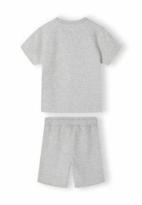 Grå bomulds to-delt sæt bestående af en kortærmet skjorte og shorts. Materialet er glat, med et enkelt design og ingen mønstre.