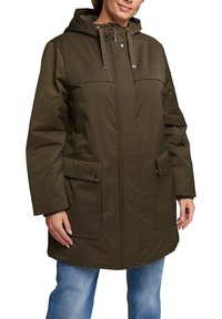 Chaqueta de longitud media en verde oliva con capucha, que cuenta con dos bolsillos frontales con solapas, un cierre de cremallera y botón, y una tela suave y resistente al agua.