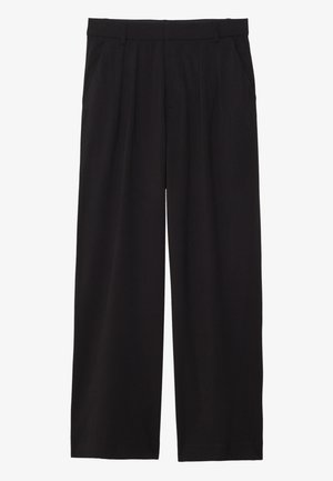 Pantalons larges noirs avec un devant plissé, des poches latérales et une texture de tissu lisse. Conçus pour un ajustement décontracté.