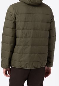 Oliwkowa puchowa kurtka z kapturem, z poziomymi pikowanymi segmentami, gładką teksturą oraz elastycznym wykończeniem na dole i mankietach.