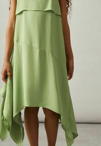 Reiss REISS ALBA HANDKERCHIEF-HEM SLEEVELESS DRESS - Kasdienė suknelė - green