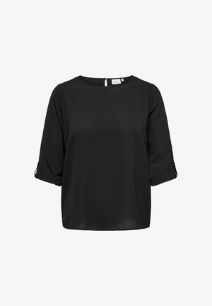 Melnā blūze ar apaļu kakla izgriezumu, trīs ceturtdaļu ielocītām piedurknēm un aizmugurējo rāvējslēdzēju. Audums ir gluds, bez redzamām rakstām.