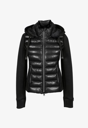 Doudoune noire avec fermeture éclair sur le devant, présentant une texture matelassée, une capuche et des manches en tricot noir. Le matériau semble lisse et brillant.