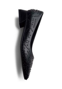 Scarpa nera piatta realizzata in materiale liscia, con punta affusolata e motivo decorativo di borchie sulla parte superiore. Design con tacco basso a blocco.