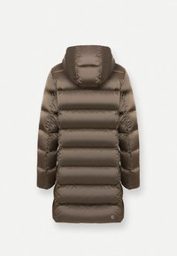 Bruine gewatteerde jas met een capuchon. Bevat quilted secties en een gladde, glanzende textuur. Logo aan de onderzijde links.