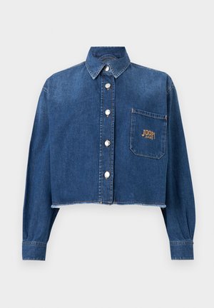 Jachetă scurtă din denim albastru cu mâneci lungi, nasturi de perle pe față, guler și buzunar la piept cu logo-ul „JOOP! JEANS”.