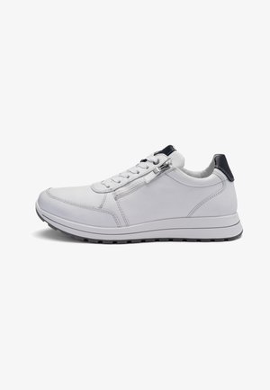 Weißer Sneaker aus Leder mit niedriger Schuhhöhe, Schnürung vorne, seitlichem Reißverschluss, schwarzem Fersenlasche und grauer Gummisohle.
