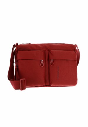 Sac messager rouge en tissu texturé, avec deux poches avant et fermeture éclair. Sangle réglable et accents en métal.