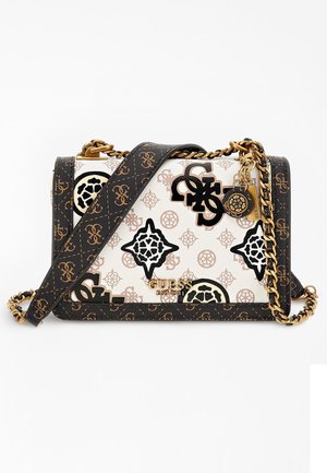 Sac à main Guess blanc et noir avec logos imprimés, bandoulière chaîne dorée et breloque logo Guess dorée.