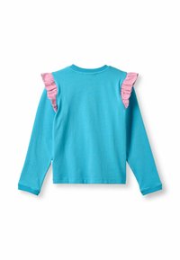 Maglietta a maniche lunghe turchese con bordi arricciati rosa sulle spalle. Tessuto morbido, scollatura rotonda e polsini presenti alla fine delle maniche.