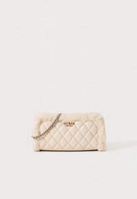 Krāsaina krēmkrāsas soma ar raksturīgu kažokādas apdari, taisnstūra formā, zelta ķēdes siksna un zelta logotipa detaļas priekšpusē.