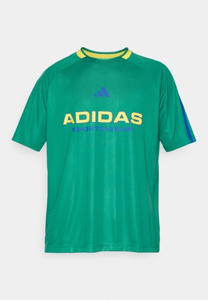Grøn kortærmet sports trøje med gule og blå detaljer. Har stort "ADIDAS" logo og "SPORTSWEAR" tekst i kontrastfarver.