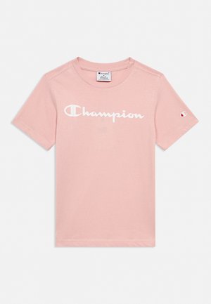 Rosa Champion-T-Shirt mit kurzen Ärmeln, weißem Logo-Schriftzug auf der Brust und kleinem Logo auf dem linken Ärmel.