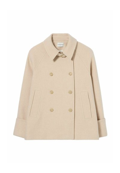 Cappotto in lana beige doppiopetto con ampio colletto, sei bottoni, due tasche frontali verticali e maniche lunghe risvoltate.
