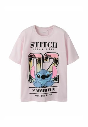 Chemise rose clair à manches courtes avec le personnage Stitch, "02" avec des palmiers, et les phrases "Ocean Vibes", "Summer Fun" et "Ride the Waves".