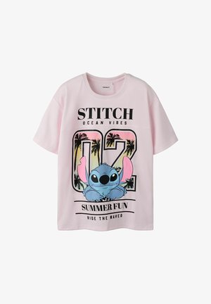 Chemise rose clair à manches courtes avec le personnage Stitch, "02" avec des palmiers, et les phrases "Ocean Vibes", "Summer Fun" et "Ride the Waves".