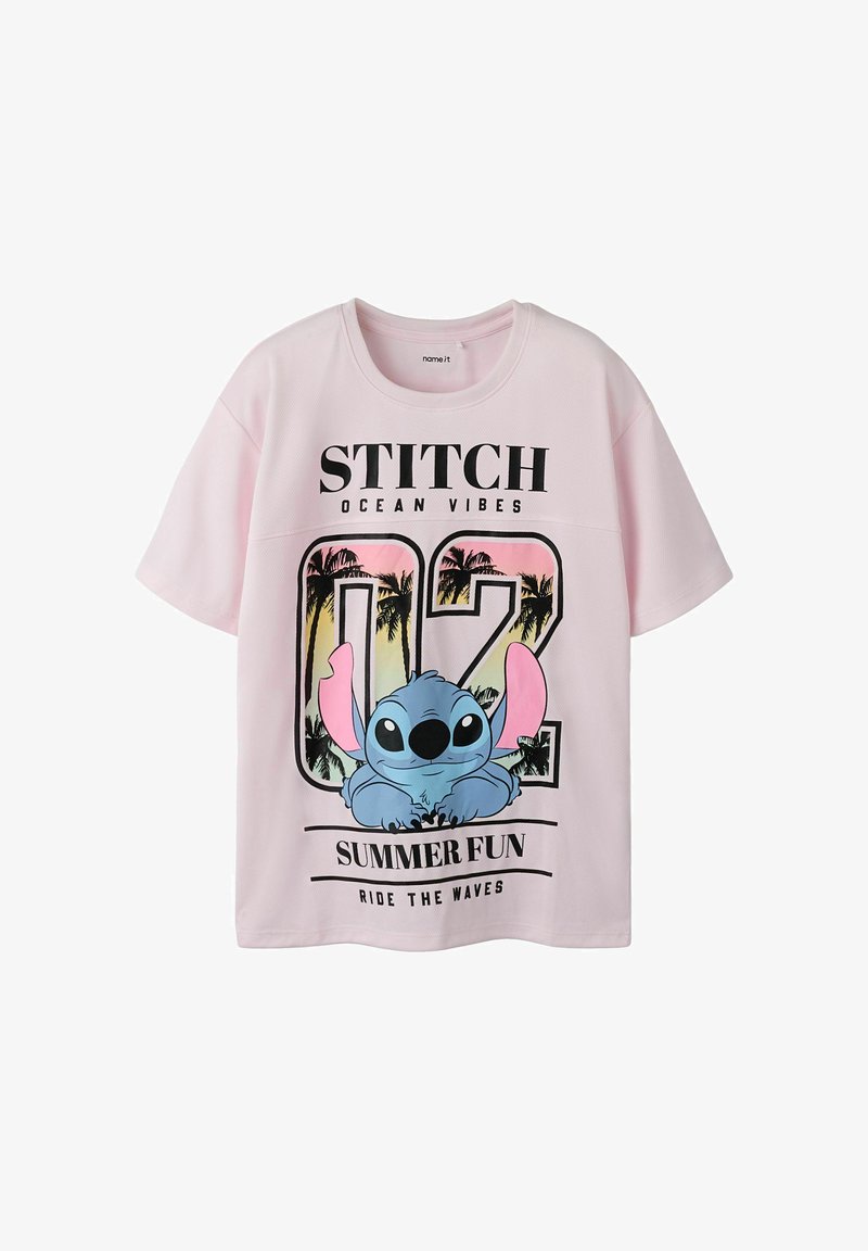 Chemise rose clair à manches courtes avec le personnage Stitch, "02" avec des palmiers, et les phrases "Ocean Vibes", "Summer Fun" et "Ride the Waves".