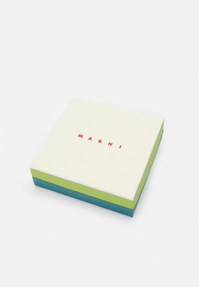 Boîte carrée avec un dessus crème portant le texte rouge "MARNI" et trois côtés superposés de couleurs verte, bleue et crème. Texture lisse.