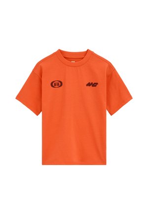 Pomarańczowy T-shirt z krótkim rękawem i okrągłym dekoltem, z czarnymi nadrukami "89" i "NG" na piersi.