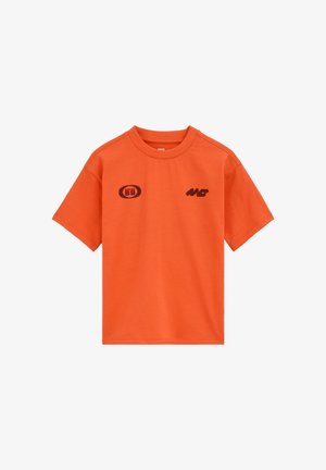 Narančasta majica kratkih rukava s okruglim izrezom, s crnim logotipima "89" i "NG" na prsima.