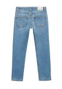 Lichtblauwe denim jeans met een rechte pasvorm, voorzien van twee achterzakken en zichtbare stiksels, ontworpen zonder extra versiering.