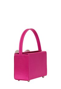 Rosa rechteckige Handtasche mit einer glatten, glänzenden Oberfläche, einem kurzen Griff und metallischen Akzenten oben. Verfügt über vier Metallfüße an der Unterseite.