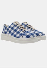 Sneakers in tela a quadre blu e bianchi con punta rotonda, lacci beige e suola in gomma bianca.