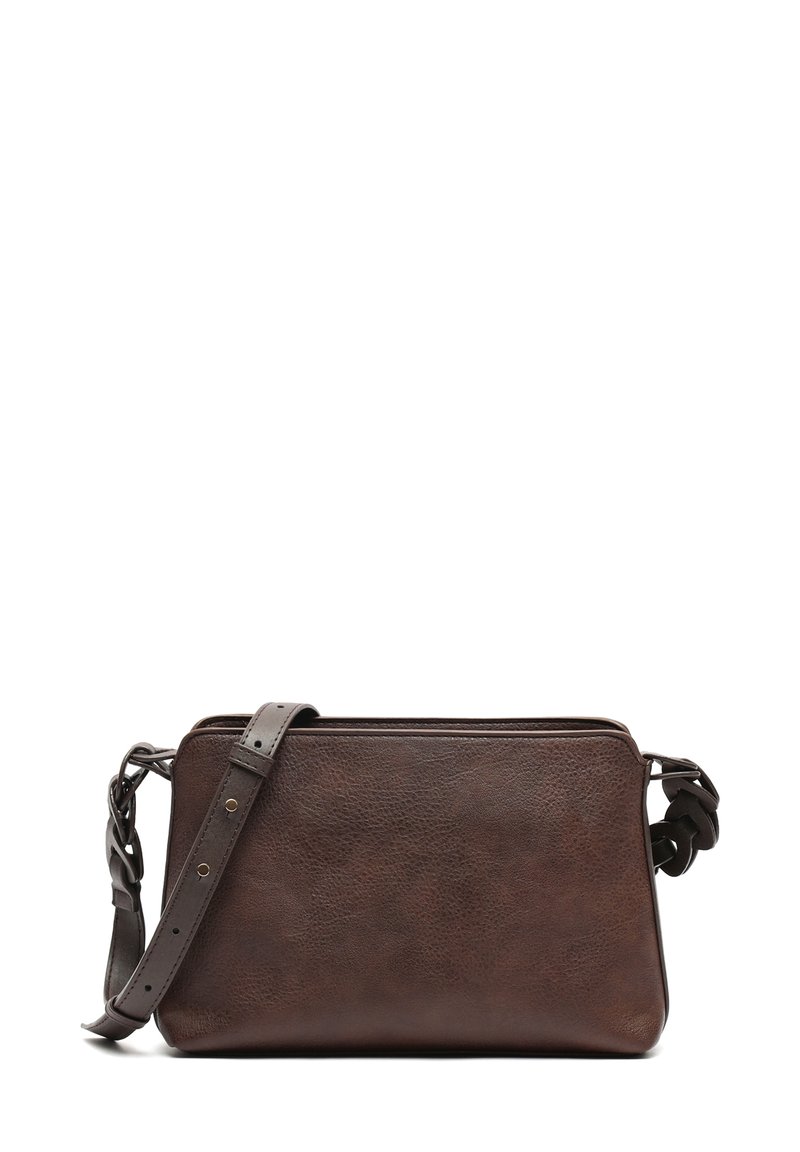 Borsa a tracolla in pelle marrone con una finitura testurizzata, chiusura con zip e un accentuato manico intrecciato. Forma rettangolare, design compatto.