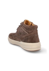 Zapatilla de ante marrón de altura media con una suela de goma crema, diseño con cordones y cuello acolchado. Acabado texturizado con detalle de costura lateral.