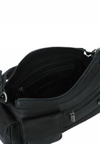 Borsa a tracolla in pelle nera con più scomparti con zip, esterno liscio e finitura testurizzata. L'interno è foderato con tessuto nero.