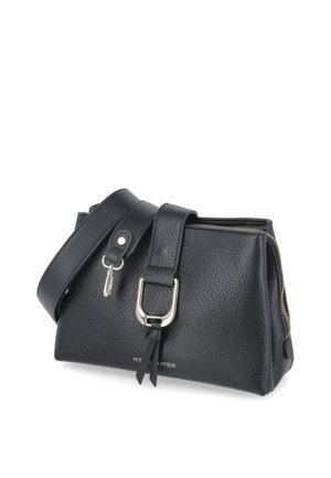 Czarna teksturowana skórzana torebka z szerokim paskiem, srebrną klamrą i zamkiem błyskawicznym na górze, ustawiona pod kątem na białym tle.