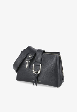 Schwarze strukturierte Lederhandtasche mit breitem Riemen, silberner Schnalle und Reißverschluss oben, schräg vor weißem Hintergrund.