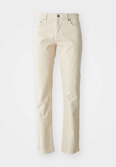 Pantaloni di cotone beige con design a gamba dritta, caratterizzati da uno stile classico a cinque tasche e chiusura con bottone in metallo. Texture liscia, senza motivi.