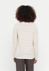 Langärmliger gestreifter Pullover in sanftem Beige mit hellbraunen Streifen, mit einem runden Halsausschnitt und einem lockeren Schnitt. Strukturierter Stoff mit dezenten Details.