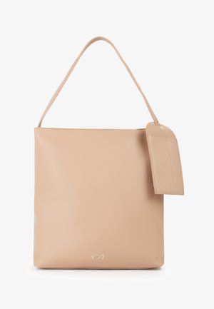 Beige leren schoudertas met een eenvoudig ontwerp, geperst label aan de zijkant en klein "V°73" logo onderaan in het midden.