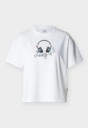 Hvit Levi's T-skjorte med en grafikk av svarte hodetelefoner og en ledning som danner merkenavnet "Levi's" over brystet.
