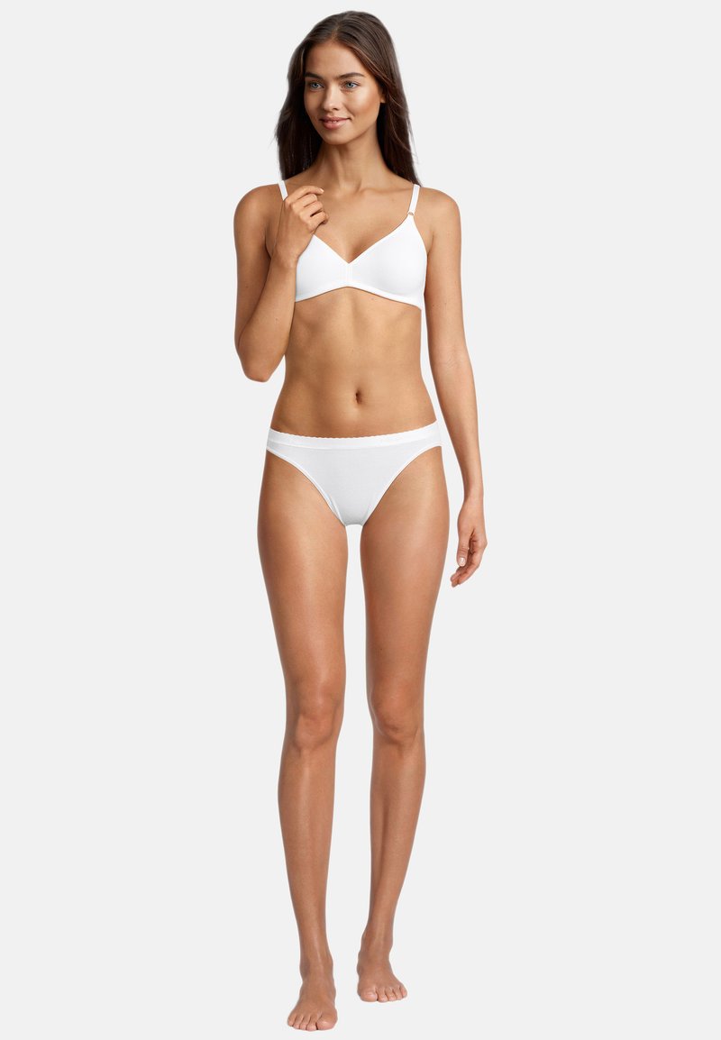 Weißer Baumwoll-Bralette mit verstellbaren Trägern und glatter Oberfläche, kombiniert mit weißen Baumwoll-Slips mit einem gewellten Taillenbund.