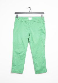 Pantalons chino en coton vert avec jambes droites, poches avant et fermeture à bouton. Caractéristiques d'une texture lisse et d'un design simple.
