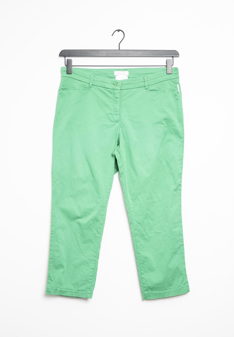 Pantalons chino en coton vert avec jambes droites, poches avant et fermeture à bouton. Caractéristiques d'une texture lisse et d'un design simple.