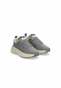 Baskets de sport grises avec un dessus texturé, des accents crème et une semelle au motif distinctif. Équipées d'un logo sur la languette et les lacets.