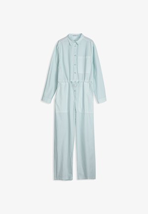 Combinaison bleu clair à manches longues avec boutons sur le devant, col, poche poitrine, taille élastique et poches latérales, présentée sur un fond blanc.