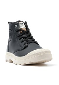 Pantofi negri tip high-top din piele texturată, cu șireturi plate, o talpă din cauciuc de culoare deschisă și o patch cu un logo rotund pe lateral.