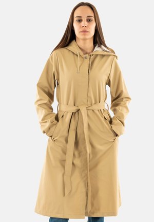 Tan waterdichte trenchcoat met een capuchon, koord en riem. Heeft lange mouwen, zijkanten en een schone, gladde textuur.