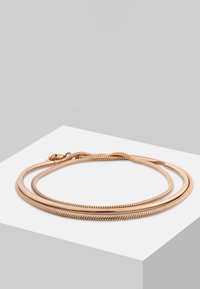 Collier en chaîne serpentine en or rose avec un design lisse et flexible, comprenant plusieurs brins entrelacés et une fermeture à clip.
