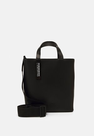 Černá čtvercová kabelka s krátkými úchyty a odnímatelným nastavitelným ramenním popruhem, svisle umístěný štítek s názvem značky "Liebeskind".