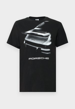 Melnas kokvilnas T-krekls ar melnbaltu Porsche automašīnas attēlu priekšpusē un vārdu "PORSCHE" tupelos baltos burtos zem tā.