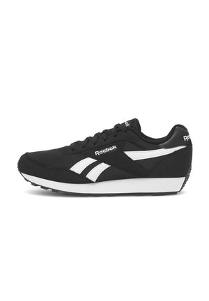 Schwarz-weißer Reebok Low-Top-Sneaker mit Schnürung und weißer Sohle, von der Seite auf weißem Hintergrund gesehen.