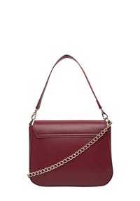 Borsa a tracolla in pelle color vino con finitura testurizzata, dotata di una patta liscia e di una tracolla a catena per indossarla a spalla o a croce.