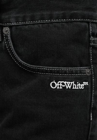 Μαύρο τζιν με υφή, με λευκή ραφή και κεντημένο λογότυπο Off-White στην μπροστινή τσέπη.